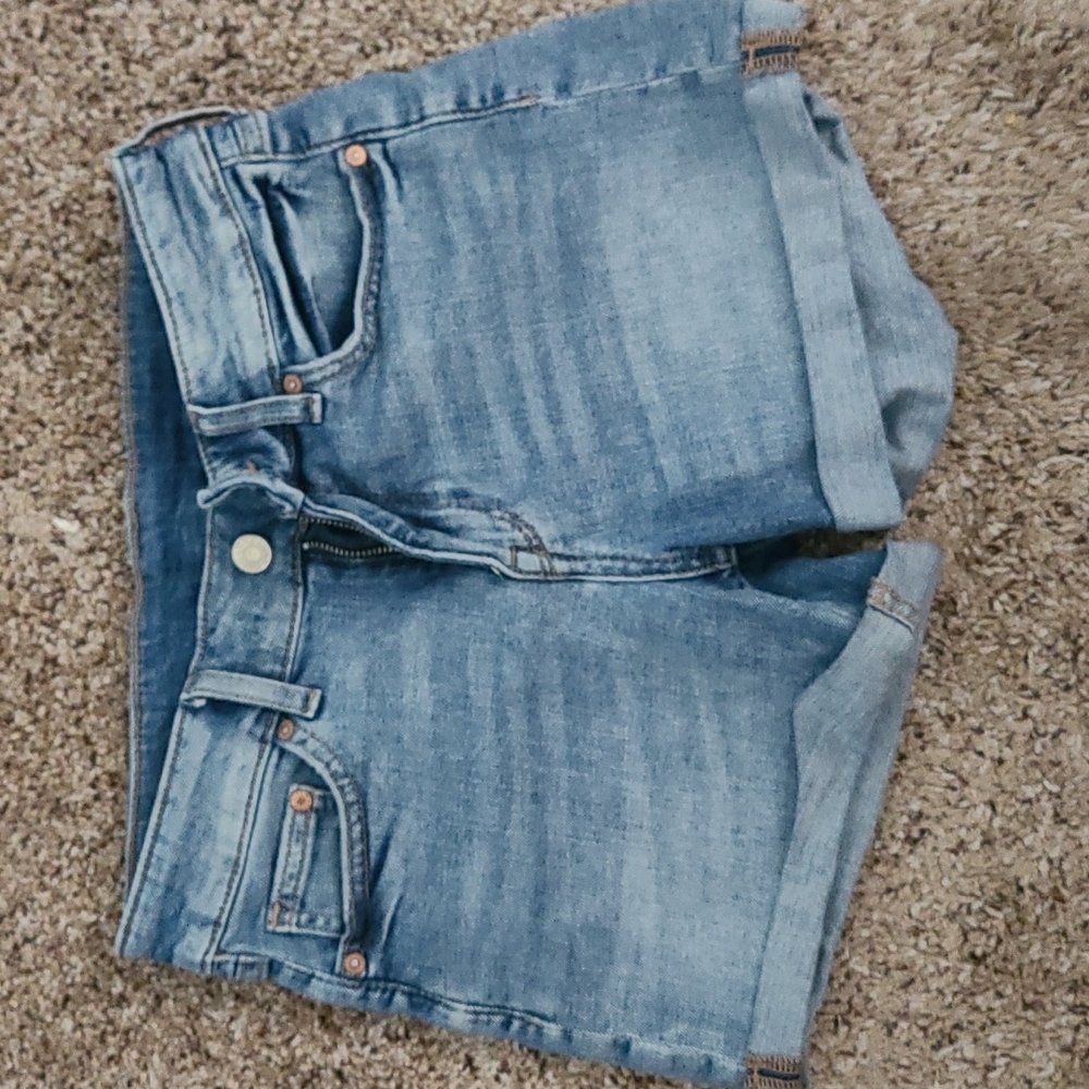H&M light wash denim shorts